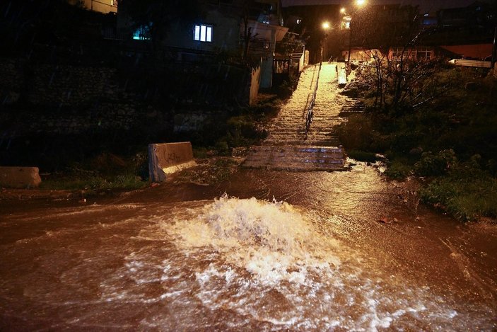 İzmir'de etkili yağış, su baskınlarına neden oldu