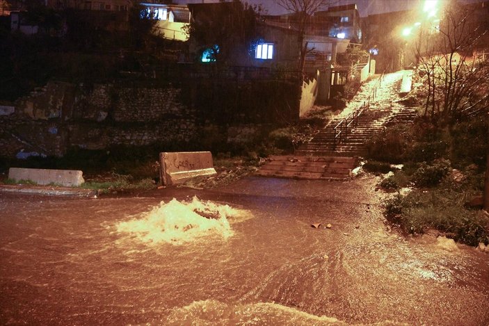 İzmir'de etkili yağış, su baskınlarına neden oldu