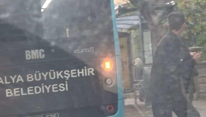 Antalya’da patenli genç, şoförün elinden zor kurtuldu