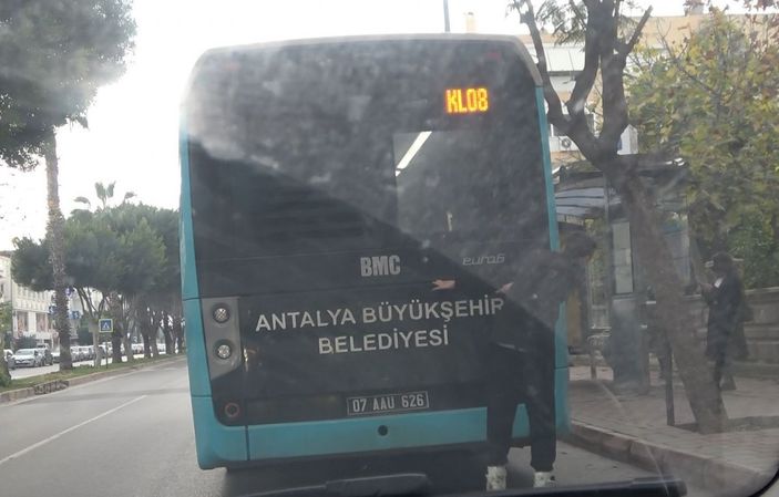 Antalya’da patenli genç, şoförün elinden zor kurtuldu