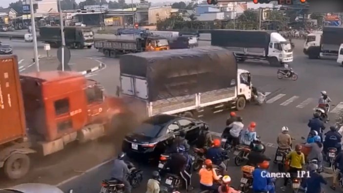 Hindistan'da tır şoförünün sebep olduğu korkunç trafik kazası