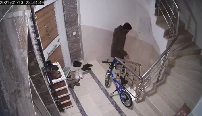 Antalya'da apartmana giren hırsız, denediği botu çaldı
