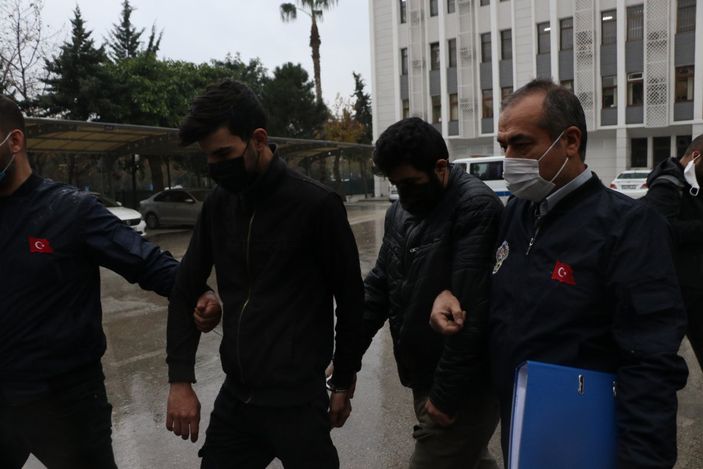 Mersin'de motosiklet çalan hırsızlar, benzin alırken yakalandı