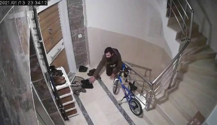 Antalya'da apartmana giren hırsız, denediği botu çaldı