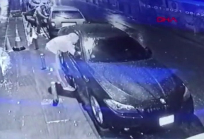 Esenler'de otomobilin elektronik aksamını çalan hırsızlar kamerada