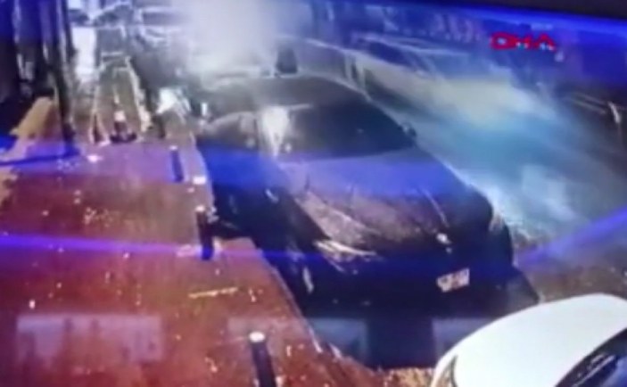 Esenler'de otomobilin elektronik aksamını çalan hırsızlar kamerada