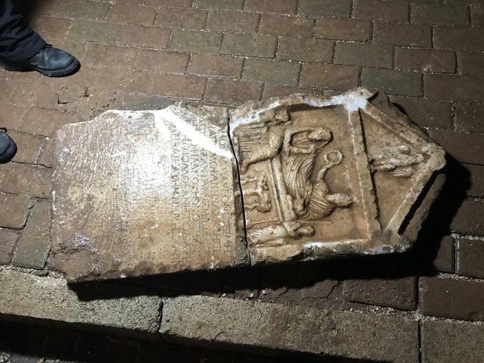 Bursa'da inşaatı izleyen bir kişi, tarihi mezar stelini ortaya çıkardı