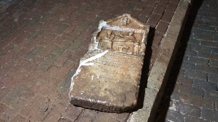 Bursa'da inşaatı izleyen bir kişi, tarihi mezar stelini ortaya çıkardı