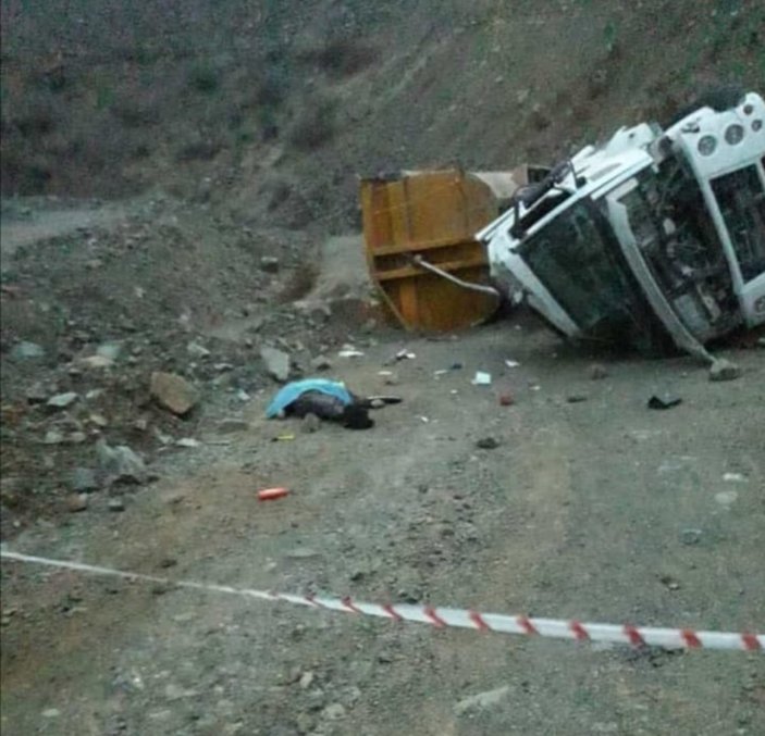 Elazığ'da şarampole yuvarlanan tırın şoförü hayatını kaybetti