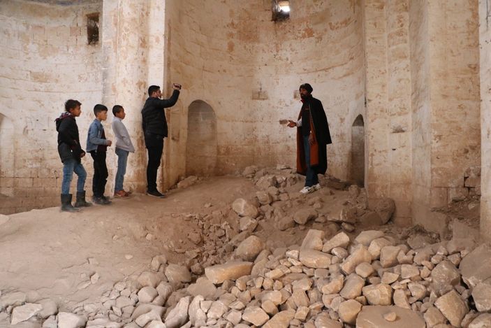 d Şanlıurfa'da tarihi kilisede mangal yapan kebapçı