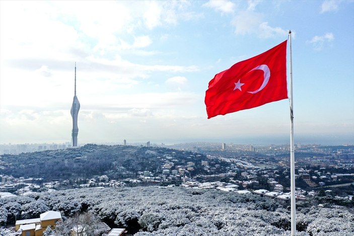 Çamlıca Tepesi, beyaz örtüyle kaplandı