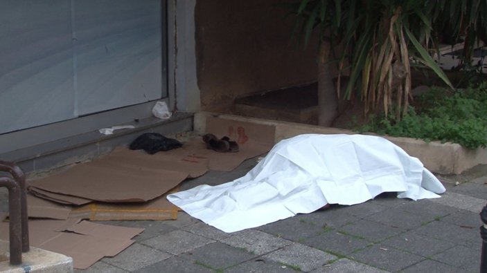 Kadıköy'de sokakta yaşayan 65 yaşındaki adam ölü bulundu