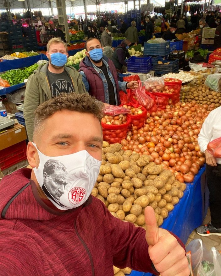Lukas Podolski semt pazarında