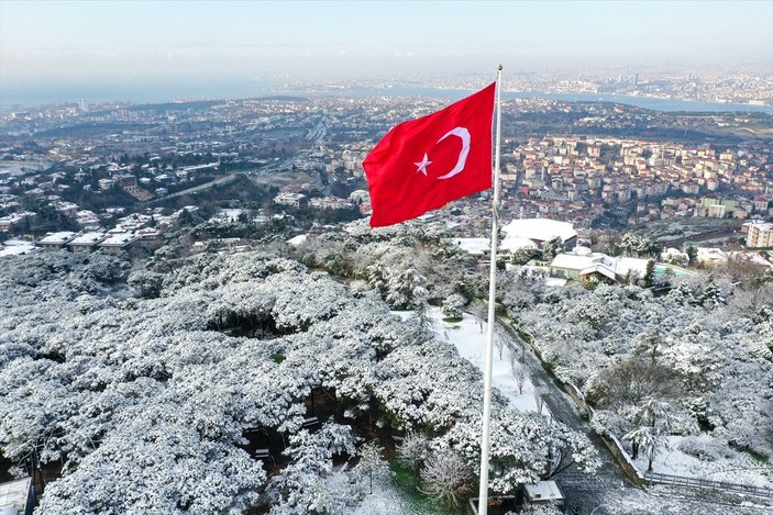 Çamlıca Tepesi, beyaz örtüyle kaplandı