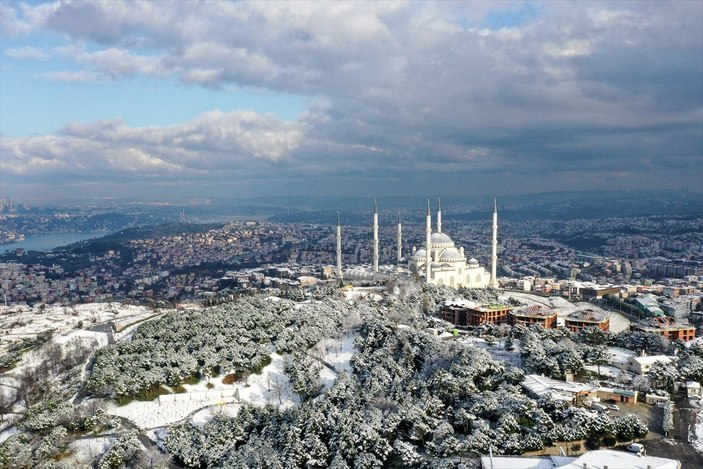 Çamlıca Tepesi, beyaz örtüyle kaplandı