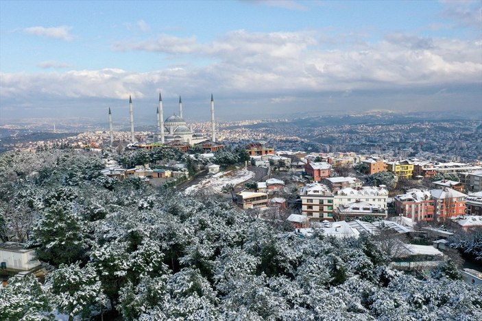 Çamlıca Tepesi, beyaz örtüyle kaplandı