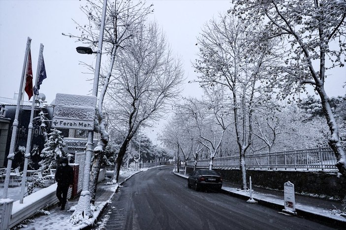 Çamlıca Tepesi, beyaz örtüyle kaplandı