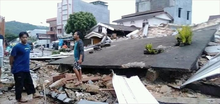 Endonezya'da 6,2 büyüklüğünde deprem