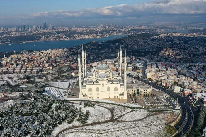 Çamlıca Tepesi, beyaz örtüyle kaplandı