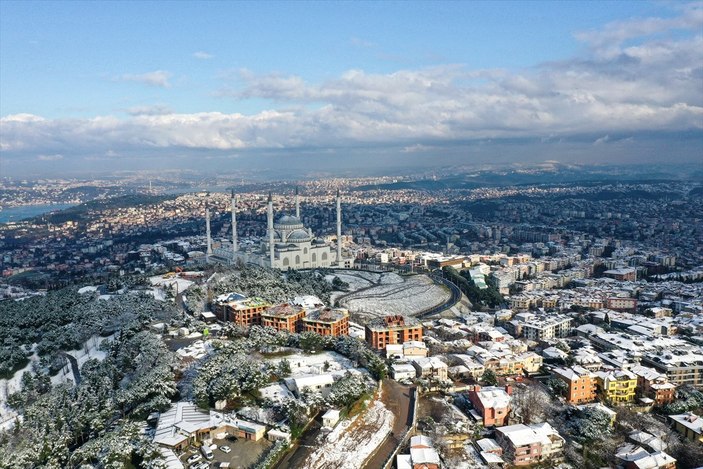 Çamlıca Tepesi, beyaz örtüyle kaplandı