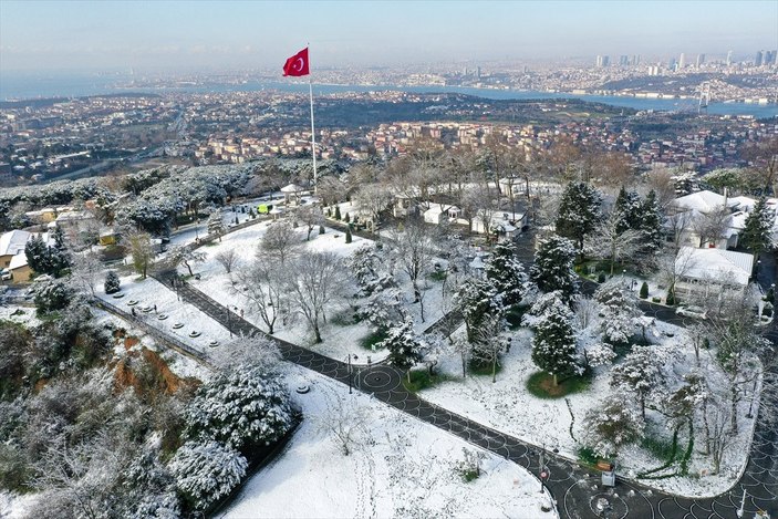 Çamlıca Tepesi, beyaz örtüyle kaplandı