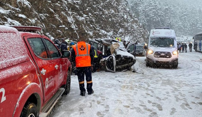 Antalya'da yolcu otobüsü ile ticari araç çarpıştı