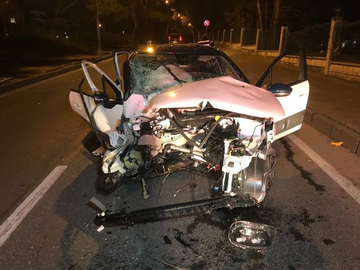 i Bakırköy'de ağaca çarpan araç ikiye bölündü