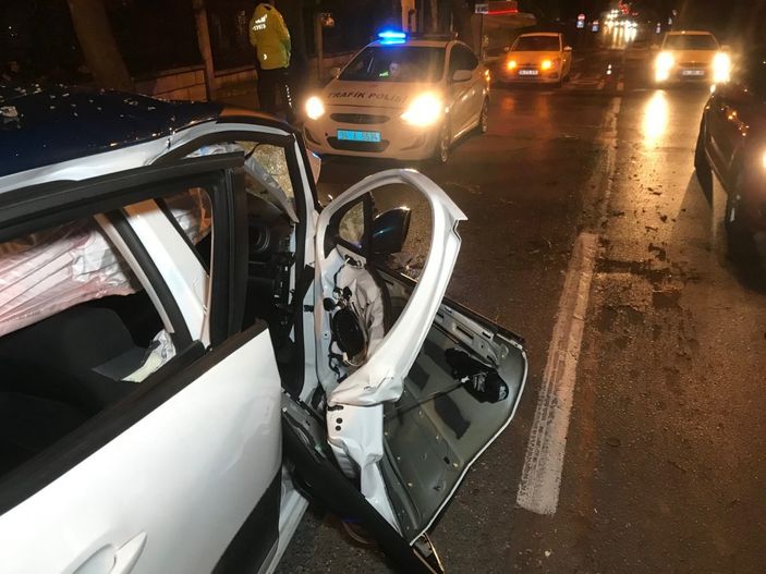 i Bakırköy'de ağaca çarpan araç ikiye bölündü