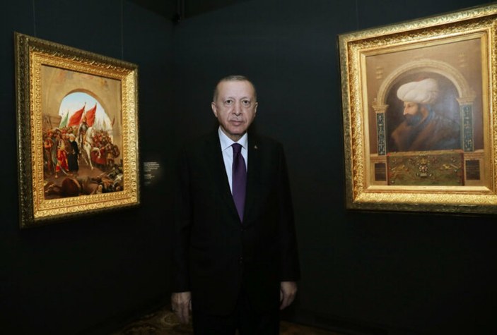 Cumhurbaşkanı Erdoğan İstanbul'un fethi tablosu önünde poz verdi