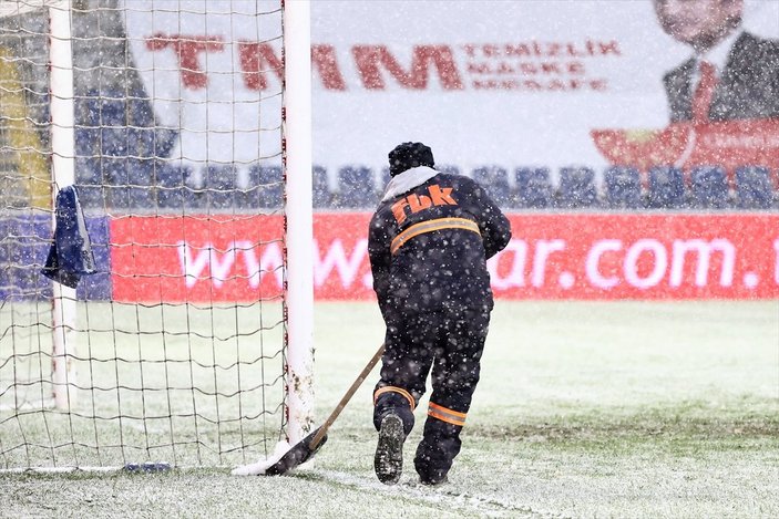 Yoğun kar yağışı yüzünden Sivassporlu futbolcular gözükmedi