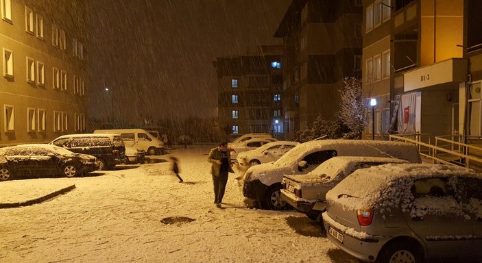 Erzincan'da kar yağışı sürücülere zor anlar yaşattı