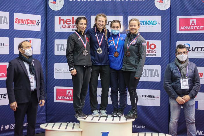 i Kadın güreşçilerden Fransa'da 3 madalya