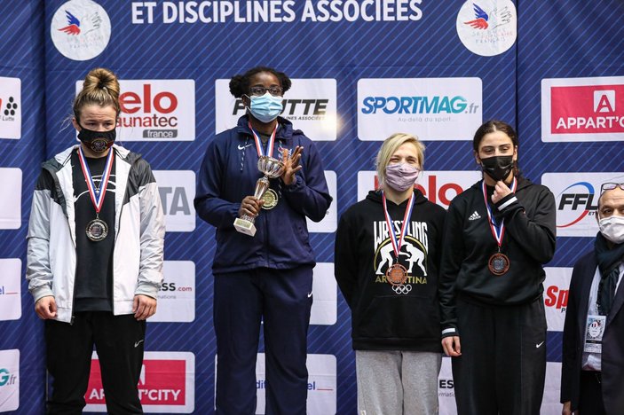 Kadın güreşçilerden Fransa'da 3 madalya