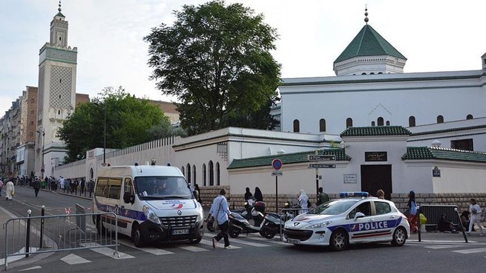Fransa'da 9 cami ibadete kapatıldı