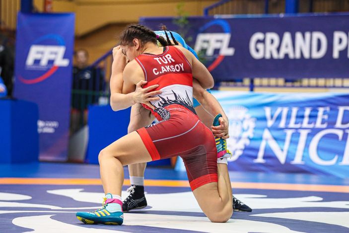 i Kadın güreşçilerden Fransa'da 3 madalya
