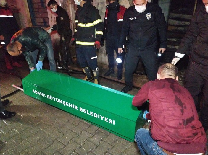 Adana'da yangın çıkan evde erkek cesedi bulundu