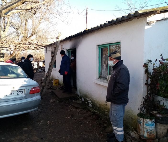 Tekirdağ'da sobayı benzinle yakmaya çalışınca ev yandı
