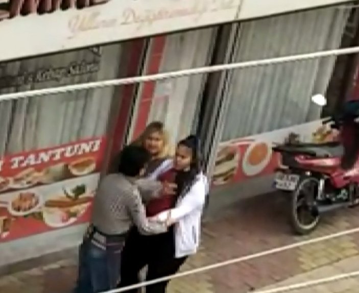 Adıyaman'da iki kız kardeş bir erkeği sokak ortasında dövdü