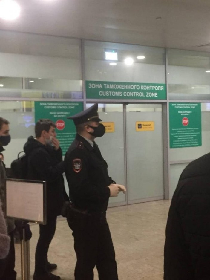 Rus muhalif Navalnıy, Berlin dönüşü Moskova'da gözaltına alındı