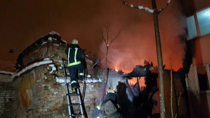 Bursa’da yangını kar atarak söndürmeye çalıştılar