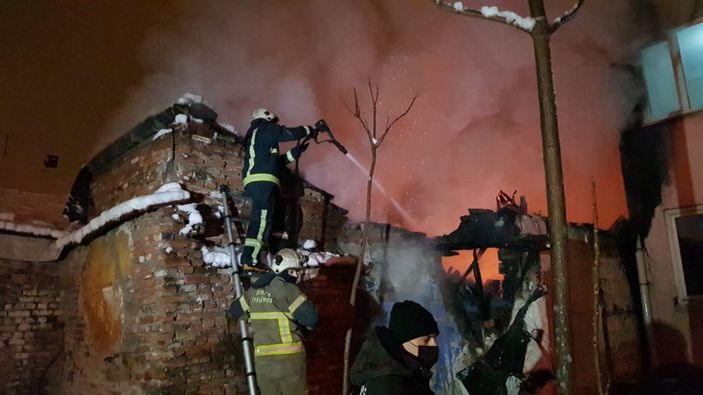 Bursa’da yangını kar atarak söndürmeye çalıştılar