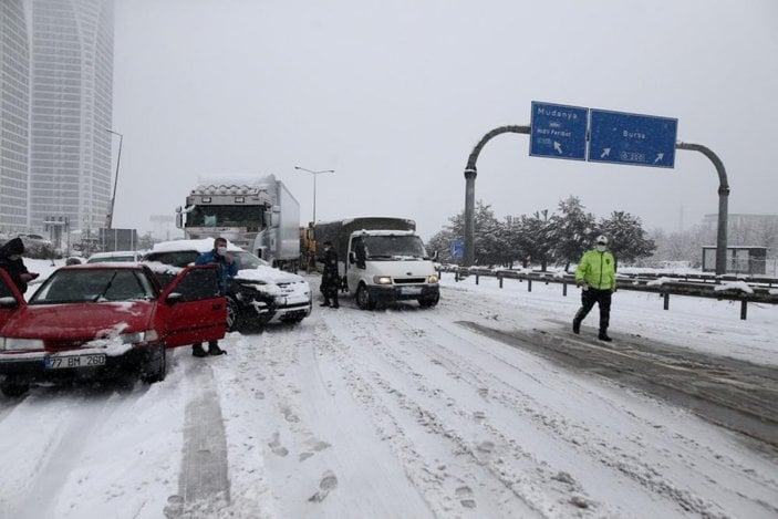 Bursa-İzmir arası ulaşıma kar engeli