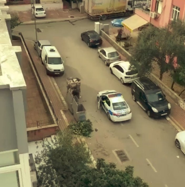 Antalya'da polisler, kumanyalarını kağıt toplayıcısına verdi