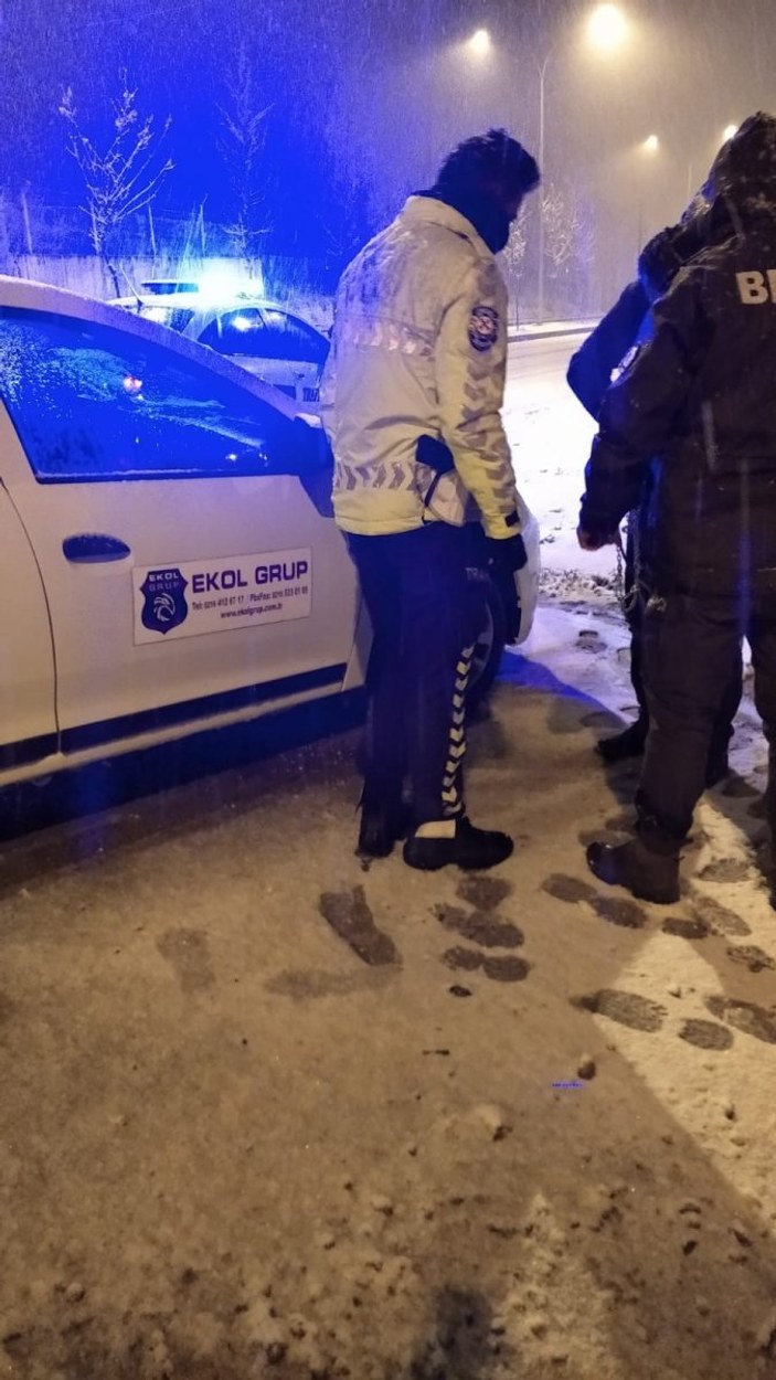 Bilecik'te yolda kalan sürücünün imdadına polis yetişti