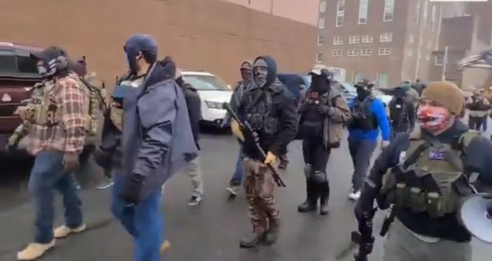 Trump destekçileri silahlanıp sokağa indi