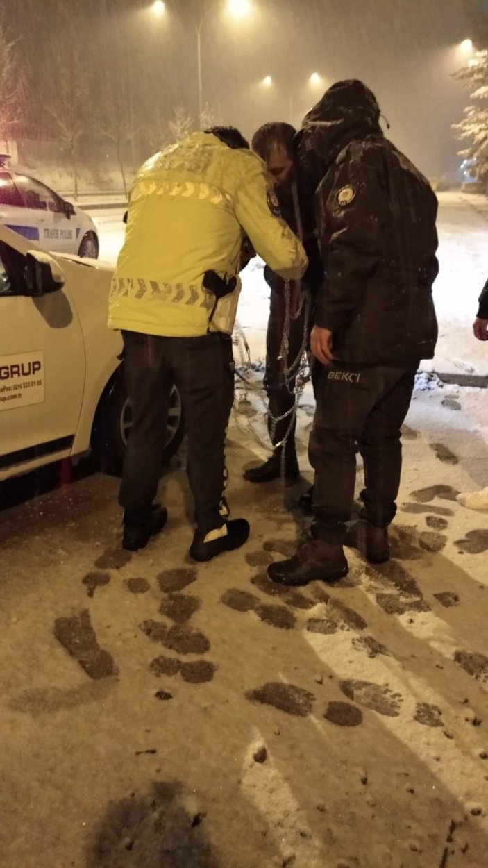 Bilecik'te yolda kalan sürücünün imdadına polis yetişti