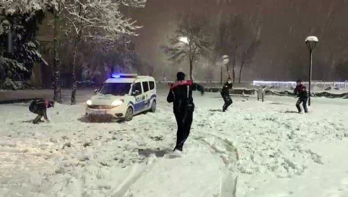 Sakarya'da polis ekipleri karın keyfini çıkardı