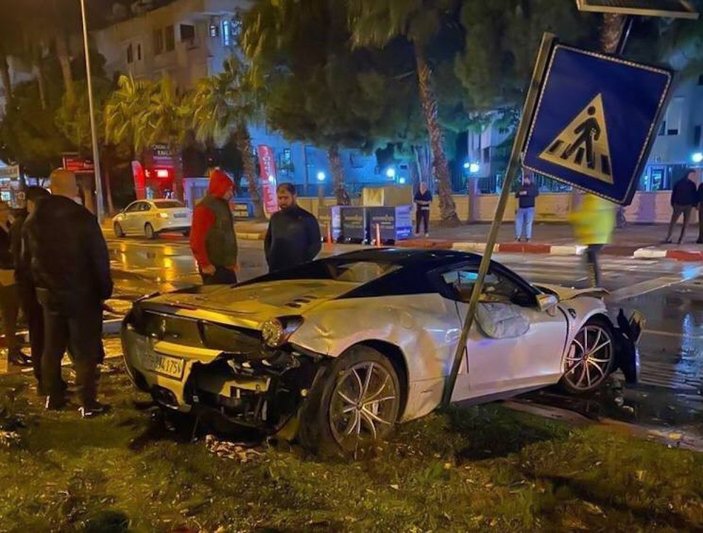Antalya'da yoldan çıkıp ağaca çarpan Ferrari, hurdaya döndü