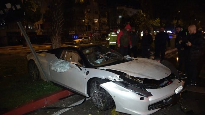 Antalya'da yoldan çıkıp ağaca çarpan Ferrari, hurdaya döndü
