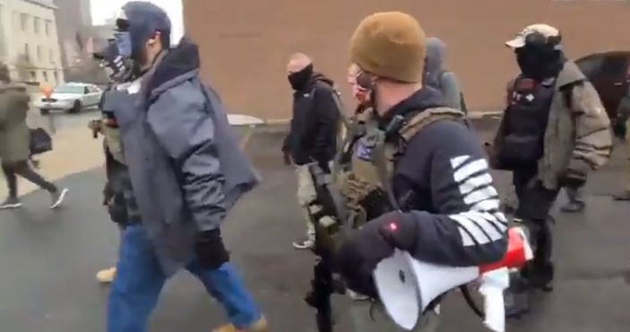 Trump destekçileri silahlanıp sokağa indi